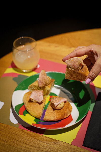 Focaccia con Vitello Tonnato, polvere di capperi e sale di Maldon in abbinamento al cocktail