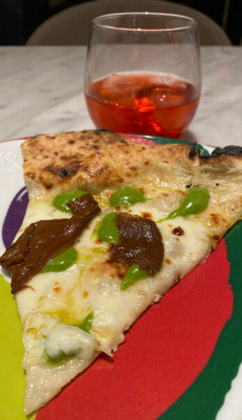 Pizza "Oshirase" in abbinamento a Negroni italiano e succo di Mirtilli