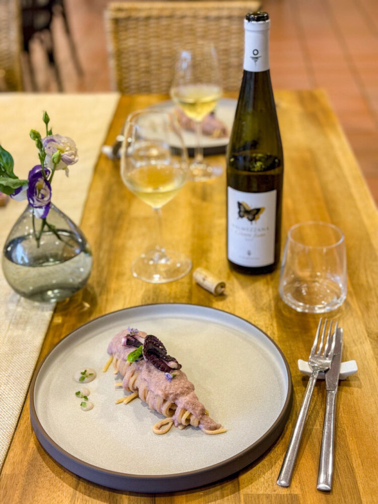 Linguine con assoluto di polpo e cavolo viola - Ristorante Don Peppe, Piano di Sorrento