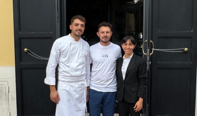 Lo chef Nicola Gentile con Biagio Fiorino e Mariangela Lops