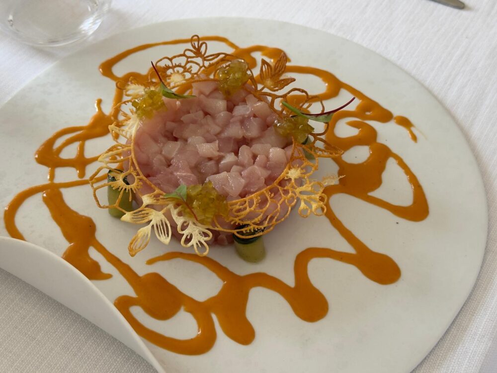 tartare di pescato del giorno, con gazpacho, sedano caramellato e cetriolo Merak Foto di G. Laforgia