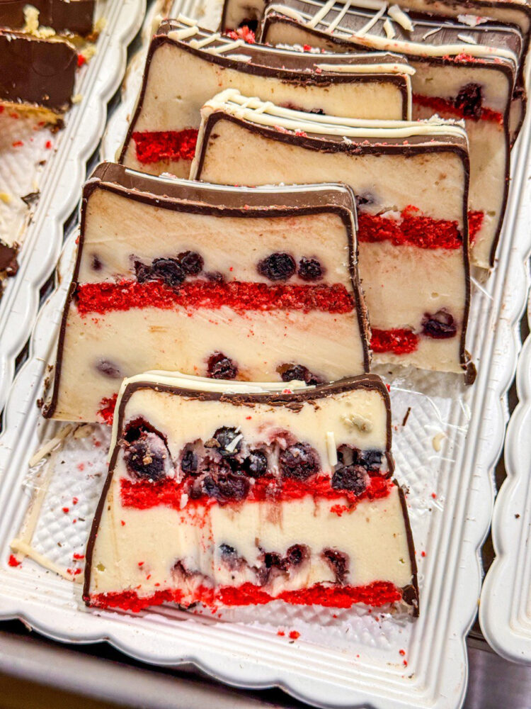 Frutti di bosco, red velvet e cioccolato bianco - Pasticceria Pieretti