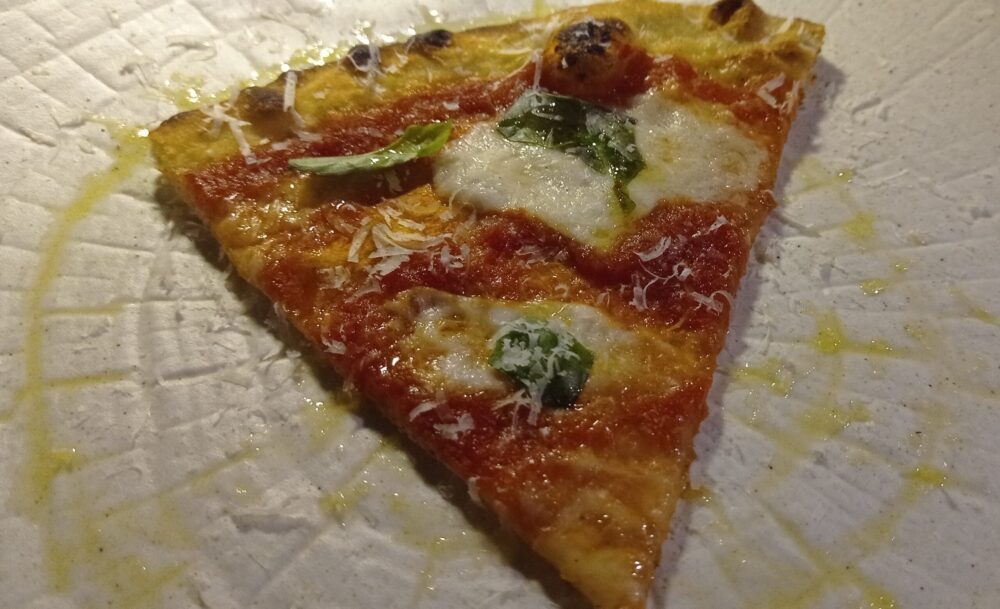 Pizzeria Il Tronco Spicchio di Margherita La Pietra