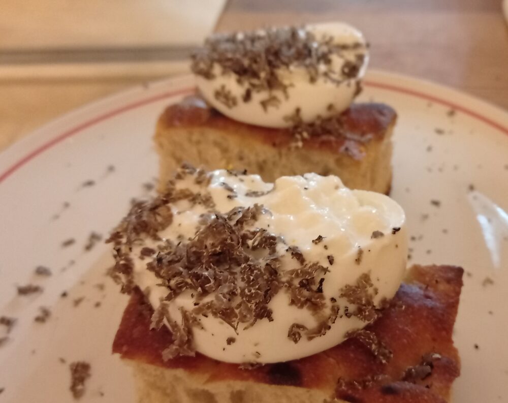 Sintesi Pizza e Cucina Autentica Aria di focaccia con burrata e tartufo nerro uncinato