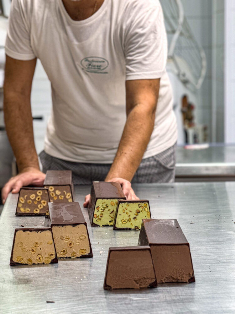 Torrone in laboratorio - Pasticceria Fiore