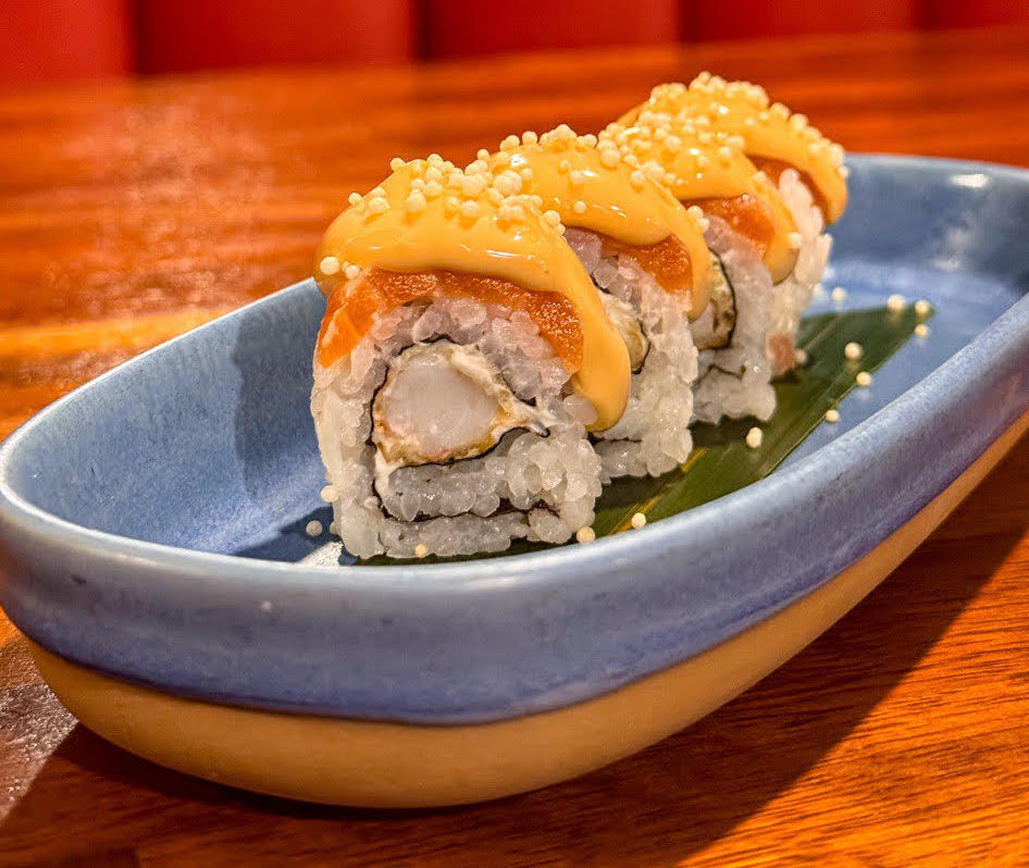 Urumaki di salmone con gambero in tempura e mayo lemon - I love Tartare Fish Bar, pescato d’Amare