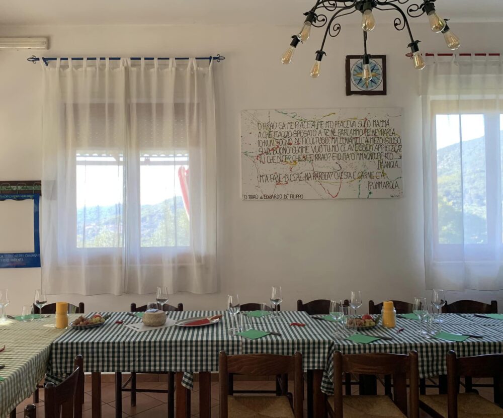 Osteria Dei Compari, la sala pronta per una tavolata