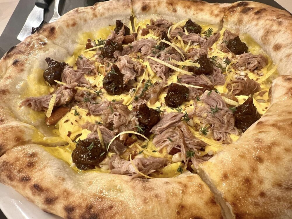 Da Andrea, Pizza Contemporanea - Pizza di stile napoletano con uova e pulled di porco