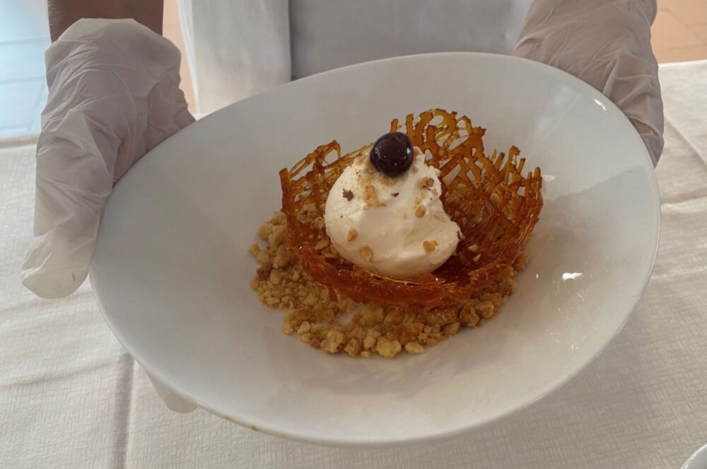 Biscotto di pasta frolla cestino di caramello nocciole amarena gelato alla vaniglia