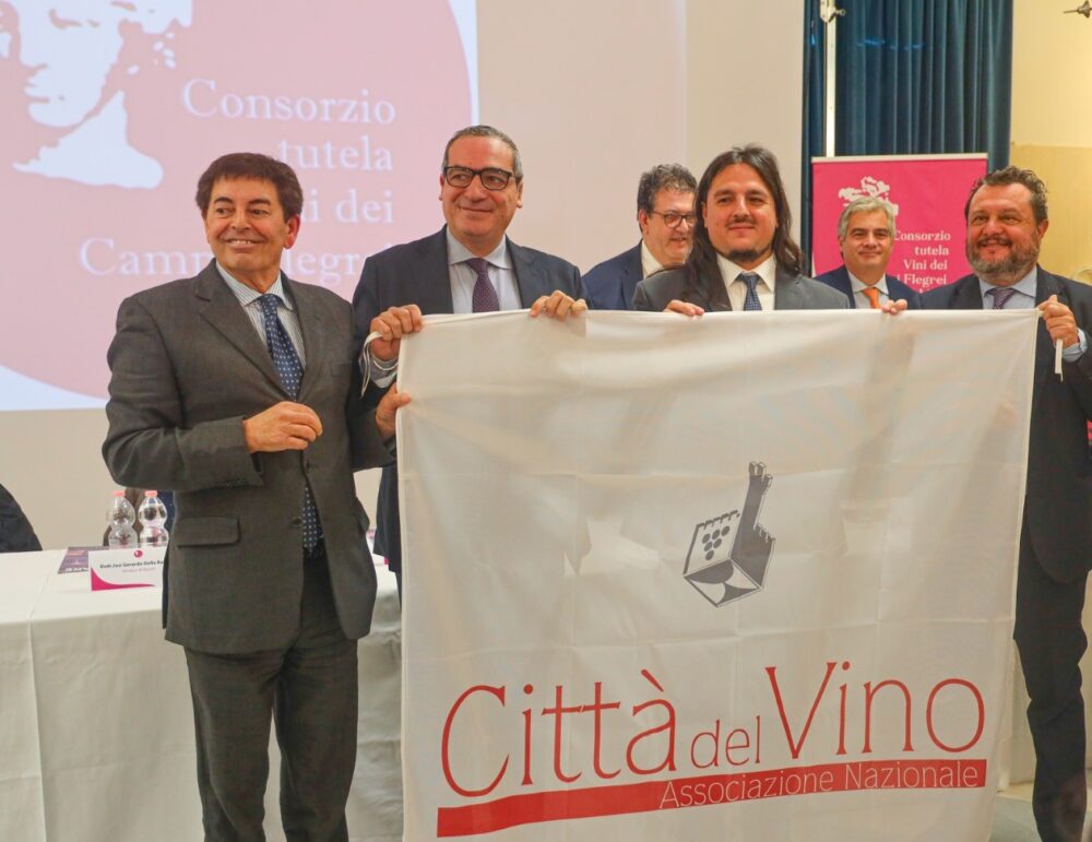 consegna della bandiera dal Presidente Città del Vino Angelo Radica al Sindaco di Bacoli Josi della Ragione