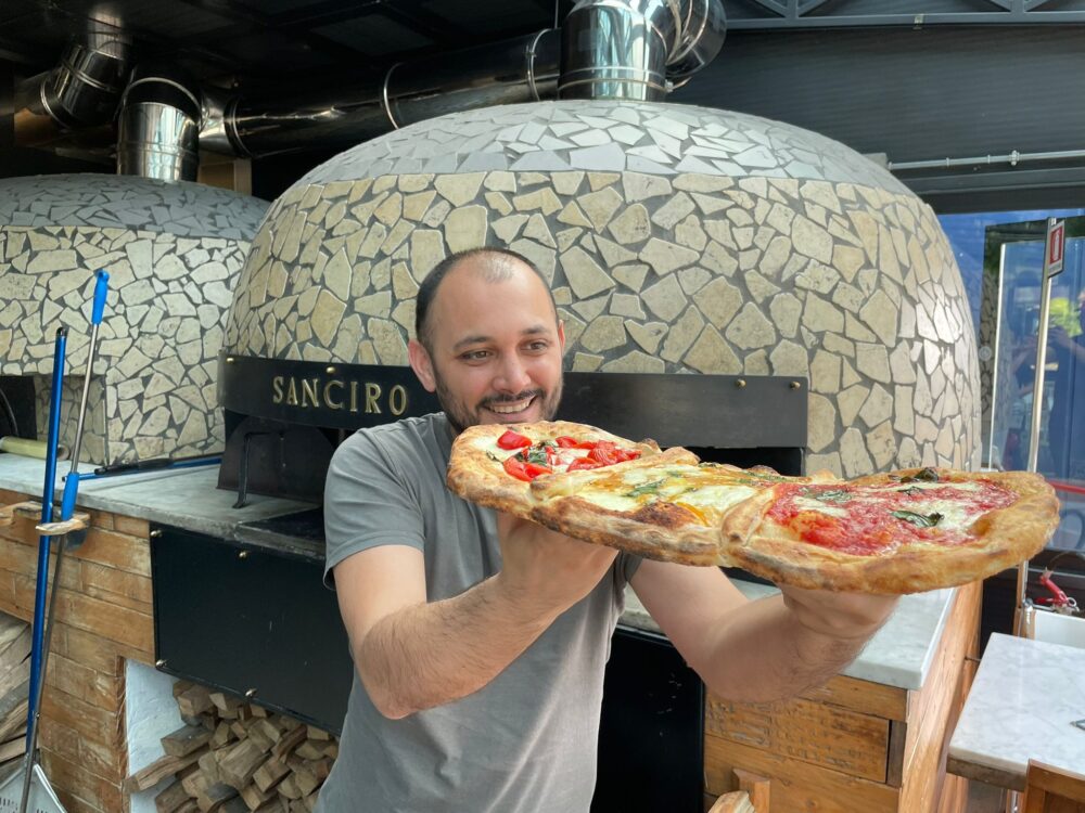 Ciro Di Maio con la pizza ai tre pomodori