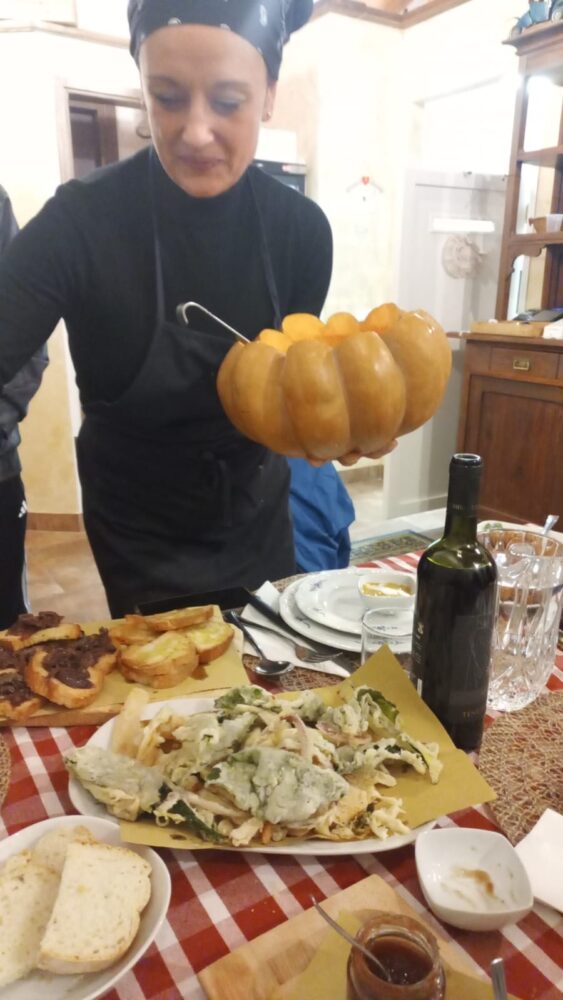 Claudia con la vellutata di zucca e castagne - La Casetta Carbognano