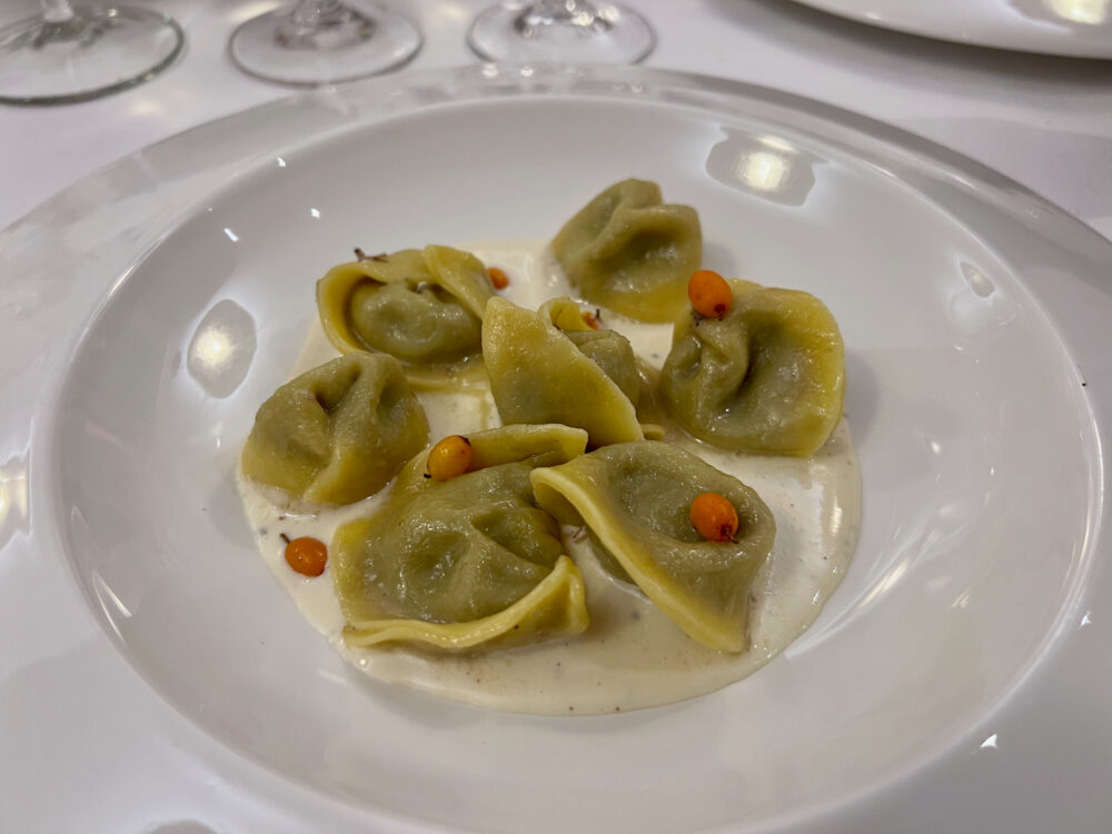 Costantini - Ravioli ripieni d’oca, fonduta di formadi frant, bacche di olivello spinoso