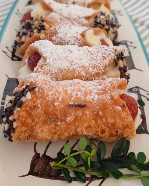 Il cannolo sorrentino con amarene dei colli di San Pietro