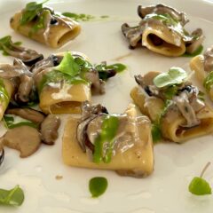 Paccheri di gragnano funghi crema alla rucola e salsa al parmigiano