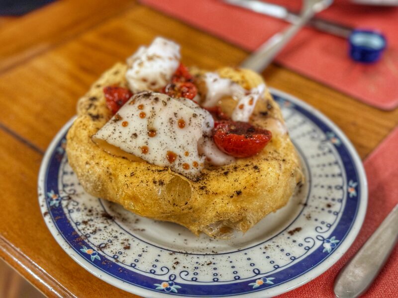 Pizza fritta con lardo e pomodorini semidry