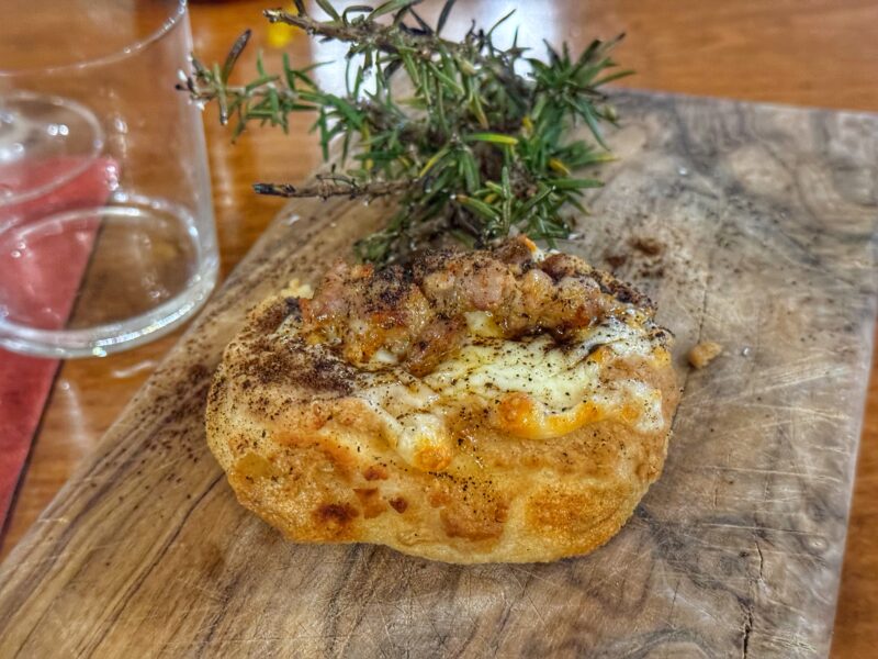 Pizza fritta con pignata di fagioli, rosmarino affumicato e polvere di caffè