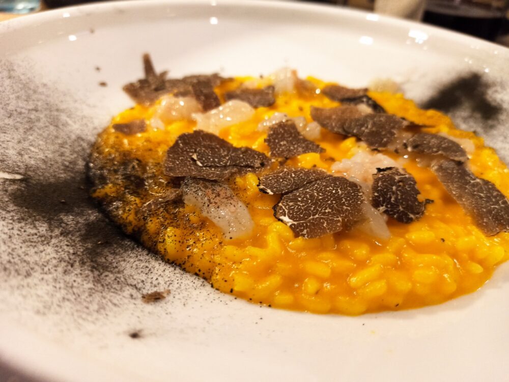 Trattoria 32 Posti - Il Risotto alla zucca con tartare di Scampi freschi, Tartufo fresco Irpino e polvere di nero di seppia bruciata