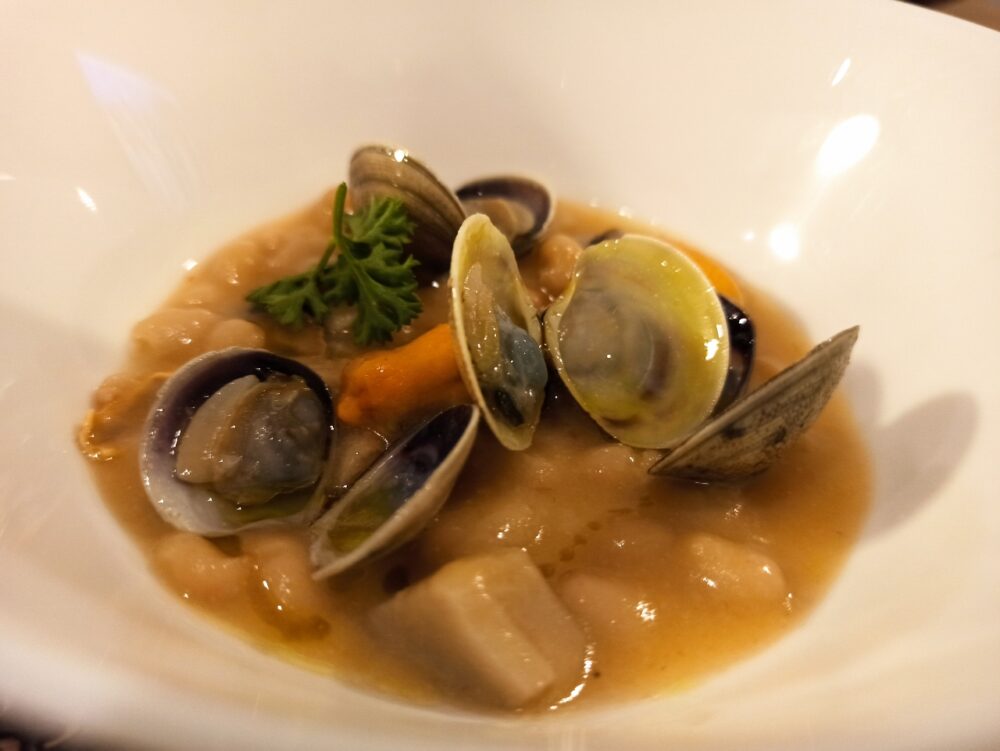 Trattoria 32 Posti - La Zuppetta di fagioli con Porcini e Seppioline, Cozze e lupini di mare