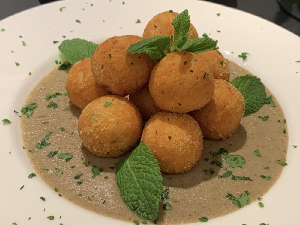 Ristorante il Gramsci a Torino, polpette di patate su crema di funghi