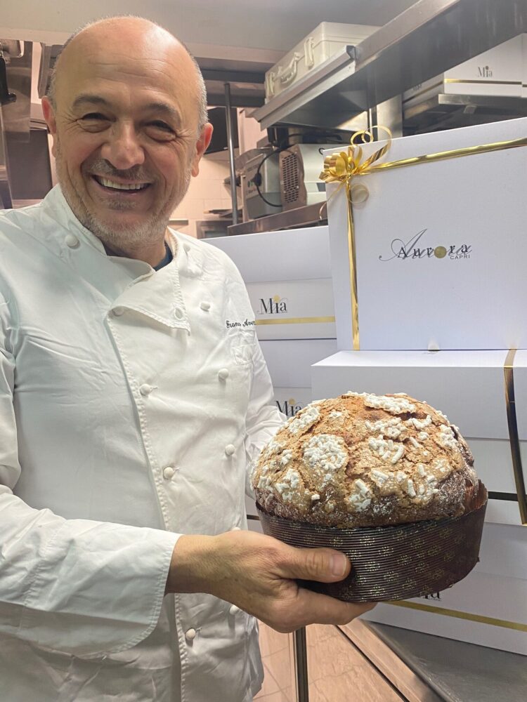 Franco Aversa con il Panettone Aurora pronto per la spedizione