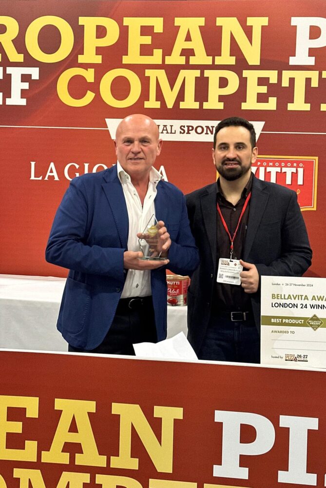 Gaetano Sorrentino riceve il premio Best Ingredient Bellavita Award allo European Pizza Show di Londra