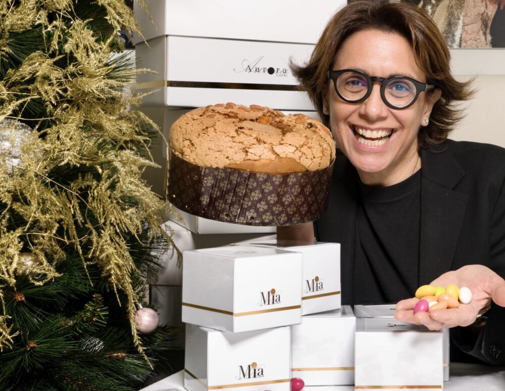 Mia D'Alessio con il panettone Aurora Capri