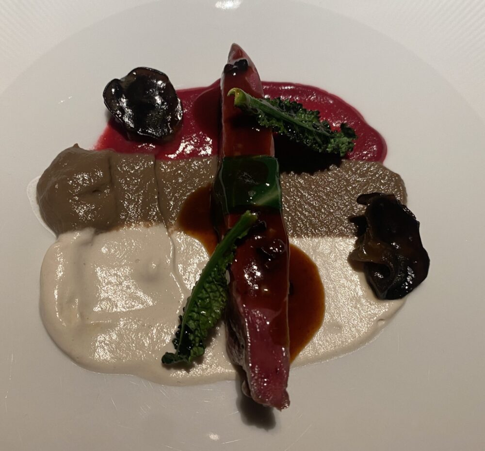 Seta - capriolo, funghi, cacao, frutti rossi.