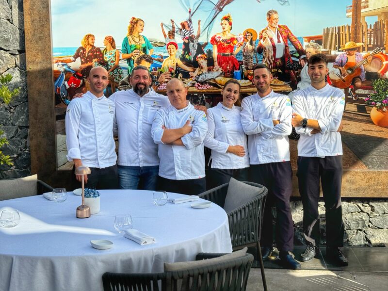 Chef Niki Pavanelli con la sua brigata del Bocconcino di Tenerife