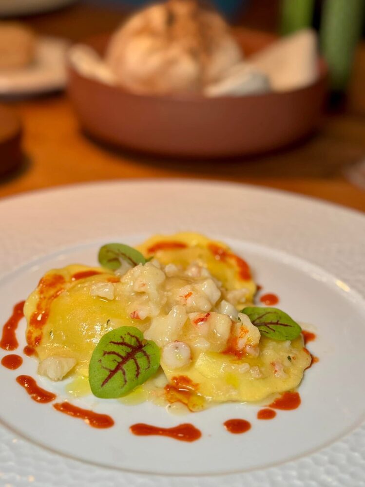 Il Presidente - raviolo bufala limone, gamberi con crostacei e succo freddo di gambero rosso