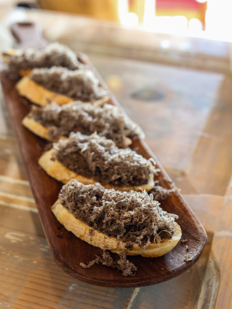 Le Tartufaie, Bruschette con alici del cantabrico e tartufo nero