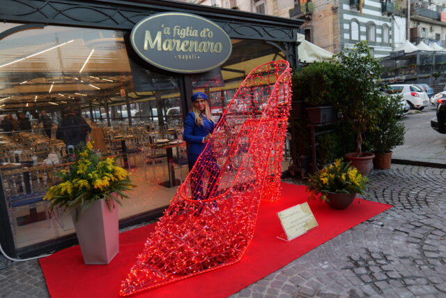 La scarpa rossa d”A Figlia d’o Marenaro: Assunta Pacifico celebra l’8 marzo con un’installazione simbolica e un messaggio di riflessione